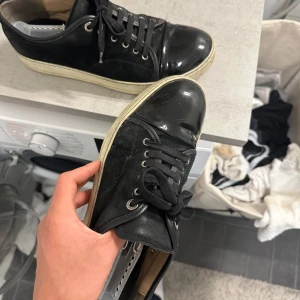 Lanvins - Lanvins i storlek 42/43 typ. Ok skick går att tvätta upp så dom blir fräscha. Låda och dustbag 