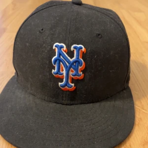 fiftynine fifty keps - Säljer en fiftynine fifty fitted cap på grund av att den aldrig används  Rätt bra skick men kanske behövs putsas till lite gran