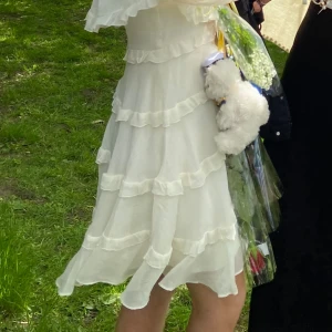 Vit klänning  - En fin och lite annorlunda klänning. Jag hade den för 2 år sedan när jag tog studenten och har inte använt den sen dess. Köpte den på Zalando för 996kr. Om någon vill komma och testa den i Alingsås/Vårgårda så går det jättebra. Ett litet hål på armen