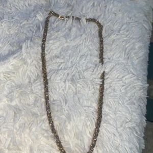 Guld kedja - Ej äkta men ser ändå snygg ut. 