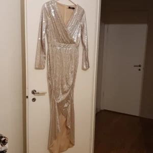 Klänning  - Storlek Large men är mer som en medium. Har inte använts, bara provats så är i bra skick