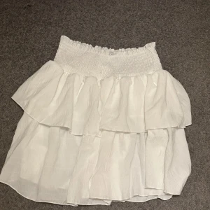 Volang kjol - Volang kjol i storlek 11-12,denna kjol är från shein,men den är super bra kvalite och sitter super fint bara att den passar inte min stil riktigt!😕Annars super fin kjol me lagom volanger och fint tyg,Den är helt oanvänd och har kvar påsarna❤️