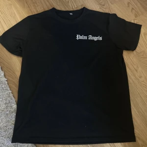 Palm Angels T-Shirt - Säljer min Palm Angels T-Shirt i bra skick, stilren o passar (verkligen) till allt! Vid snabbaffär kan priset diskuteras!