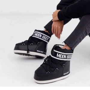 Moonboots - Säljer mina moonboots som jag aldrig använder längre, ganska bra skick skulle jag säga. Köpte för 1500kr och dom är i storlek 38-40 och passar mig som har storlek 39, tryck inte på köp nu. Kp för fler bilder 