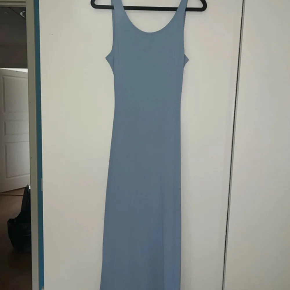 En tunn babyblå klänning från Shein i storlek S  Klänningen har öppen rygg (se bild) samt slits. Klänningar.