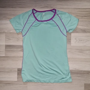 Träningstopp - Grön träningstopp från H&M i stl 158/164.  