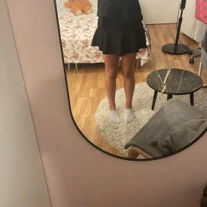 Svart kort kjol  - En jätte gullig kjol från Zara, plagget är aldrig använt, man kan knyta rosetten vart man vill de finns även inbyggda shorts. 