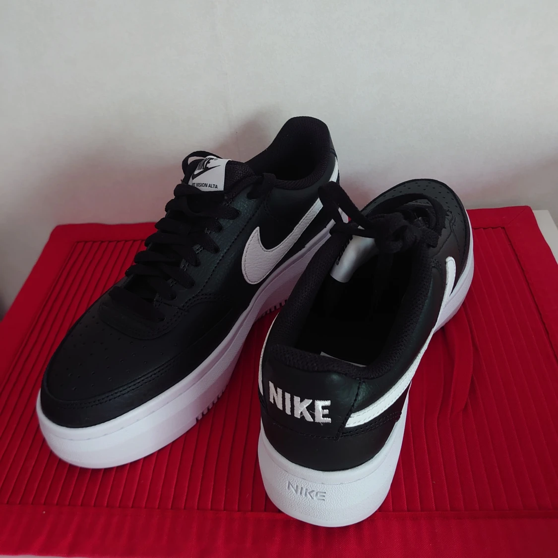 Nike versión alta storlek 42  - 91