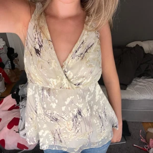 Topp - Såå snygg topp🥹 perfekt till fest eller utomlandsresan! Finns band i midjan som går att knyta hur tight man vill ha den🫶🏼jättebra skick! 