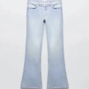 Supersnygga lågmidjade utsvängda jeans från zara! Använd enstaka gång!