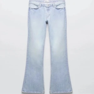 Lågmidjade zara jeans - Supersnygga lågmidjade utsvängda jeans från zara! Använd enstaka gång!