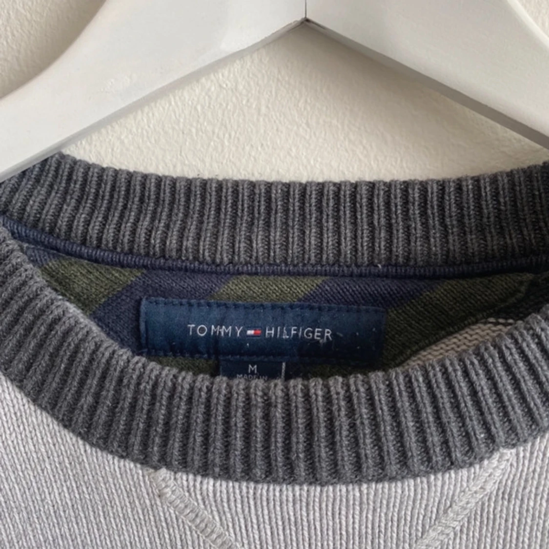 Grå stickad Tommy tröja storlek M - 92