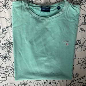 Gant t-shirt - Säljer en gant t-shirt som är i turkos färg. Den är i storleken S och passar bra med det mesta.