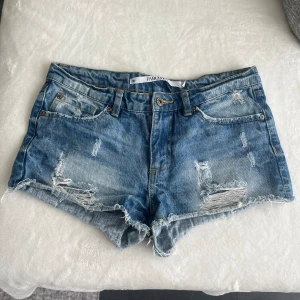 Jeans shorts  - Shorts i väldigt fint skick. Storleken är L men små i storleken så skulle säga att det är mer som storlek M