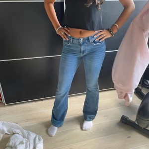 Blå jeans - Blåa jenas från Gina Tricot i storlek S. Hade sagt att dem är lite stora så passar både S och M