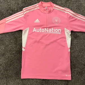 Inter Miami träningströja - Inter Miami träningströja 2021/2022 modell. Varan säljs inte på nättet längre. Inga defekter eller liknande. Säljs för att den inte används längre.