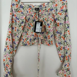 Ny topp från pieces strl small - Säljer en helt ny topp med lapp kvar från pieces som köptes förra sommaren men som aldrig kom till användning å nu är förstor strl small 