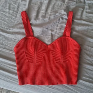 Röd top - Röd top från Amisu storlek s ganska stretchigt material. Inte använd jättemycket men en liten fläck på baksidan. Lägger ut den för 50kr då jag inte minns vad jag köpte den för men jag vill egentligen bara bli av med den så kan sälja för lägre🤗🤗