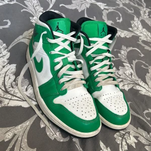 Air Jordan 1 Mid 'Lucky Green' - Air Jordan 1 Mid storlek 43. Skorna är relativt nya men är däremot lite slitna, speciellt högra skon. Kan diskutera pris men kommer inte gå längre än 500 kr.