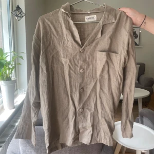Linne skjorta  - Linne skjorta från lin living. Äkta linne och är oanvänd. Köpt för 600 kr. Beige grå 