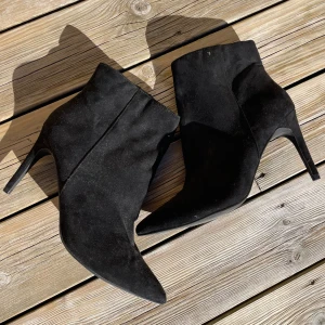 Boots med klack  - Från Nelly. Storlek 41. Lite dammiga annars nästan som nya. 