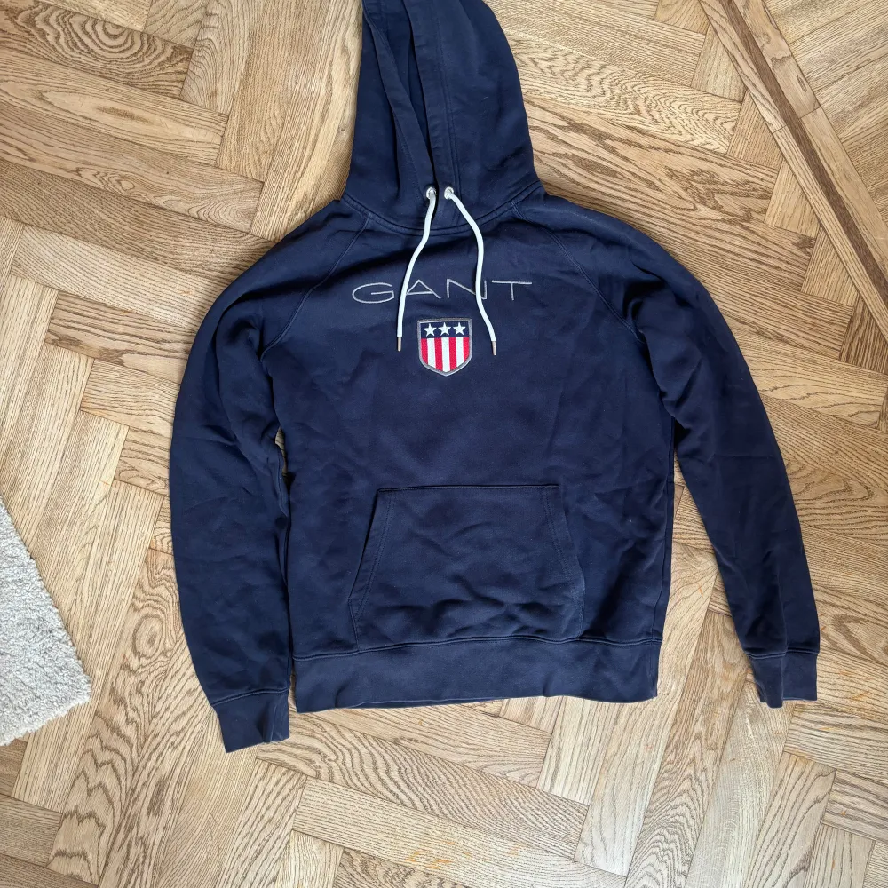 Tjena! Säljer nu denna mörkblåa Gant Hoodie i storlek L. Den är i nyskick. Har du funderingar eller är i behov utav ytterligare bilder, tveka inte att höra av dig!. Hoodies.