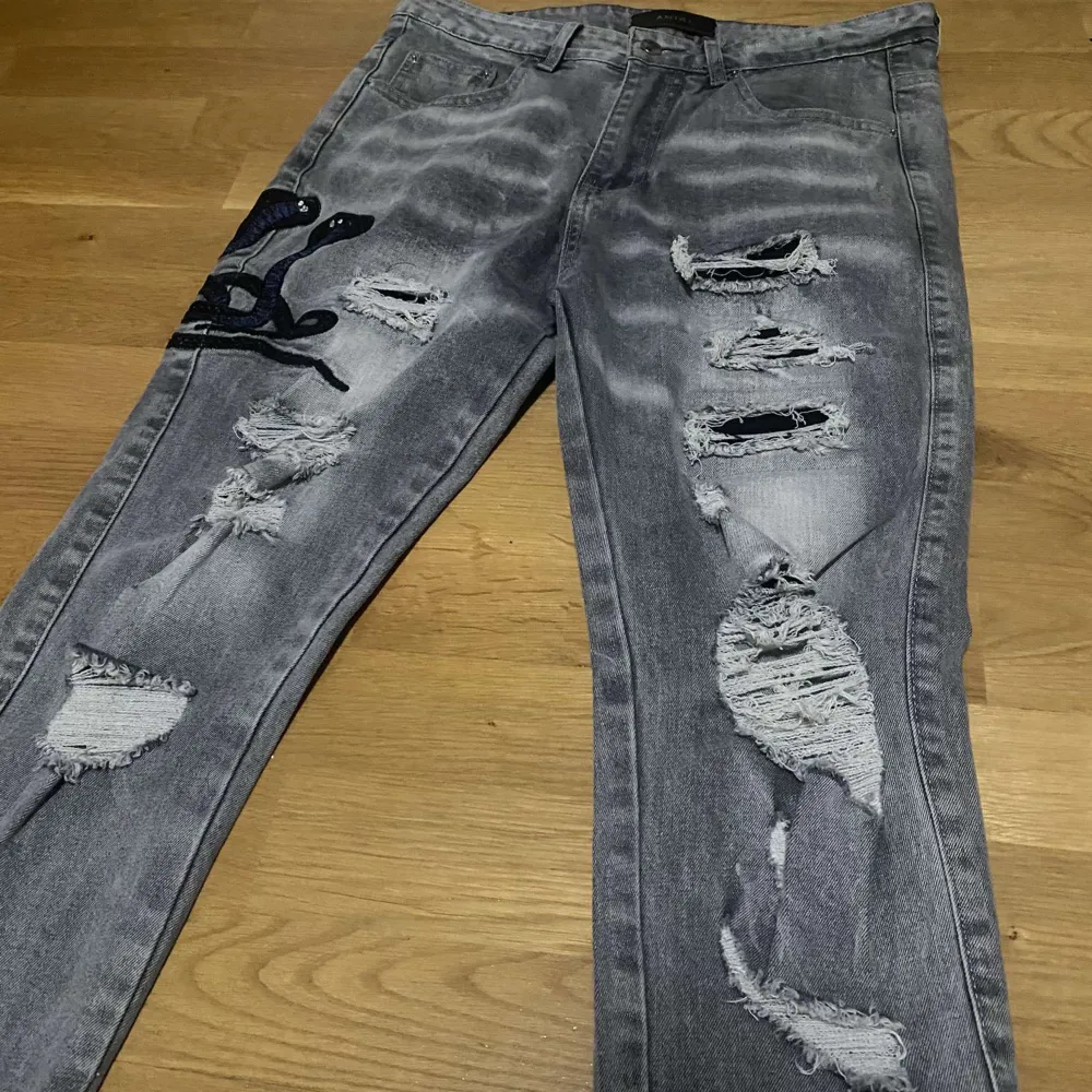 Säljer nu dessa feta amiri jeans för ett riktigt bra pris! Byxorna är i väldigt bra skick. Det är bara att skriva vid funderingar eller liknande . Jeans & Byxor.