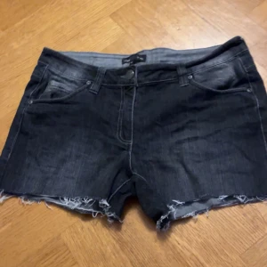Svarta shorts - Aldrig använda, klippte till shorts, har ett fint tryck på bakfickorna, midrise 
