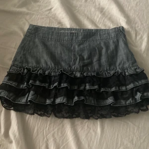 Volangkjol - Supersöt jeanskjol med volang 💗 Midjemått: 34cm så uppskattar XS/XXS