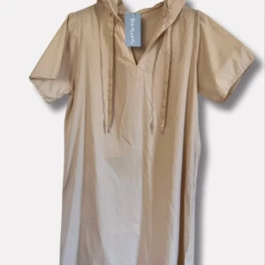 Lola Hoodie dress - Super fin och bekväm klänning till svalare sommarkvällar🌓 Modellen är 169cm  OneSize  Vid intresse är det bara att höra av sig👌