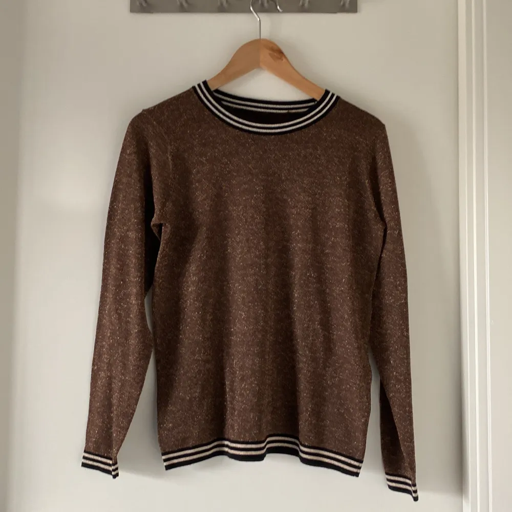 Fin och unik glittrig tröja med randiga kanter 💕inga skador eller fläckar utom att lappen är bortklippt så jag vet inte säkert storleken men jag tror xs/s💕. Neuletakit & Villapaidat.