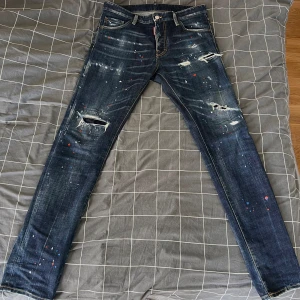 Dsquared2 Cool Guy Jean - Köptes för 500 € på dsquared2 hemsida 2022.  Använd endast ett fåtal gånger, väldigt fint skick!  Alla tillbehör följer med, kvitto finns på mejl.   Storlek 48, dvs 32.  Blivit för små runt låren… 