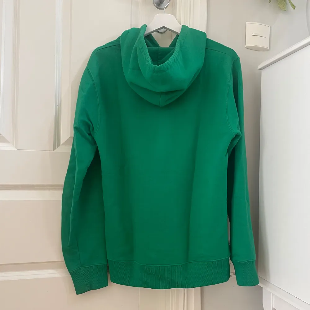 En otroligt snygg hoodie i grön från New Black. Tyvärr för liten, därav säljer jag. Väldigt fint skick och inga tecken på defekter! Nypris ca 1000kr Storlek: S. Hoodies.