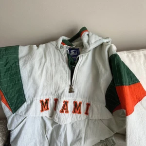 Starter Miami Hurricanes Pullover Jacka - vintage och sällsynt, storlek L men granar som XL, quiltad jacka, fint skick