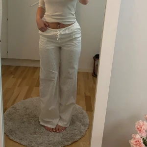 Tygbyxor - Vita byxor från H&M barnavdelning. Storlek 158/164. Aldrig använda med prislappen kvar. 