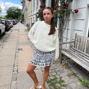 Jättefin kort kjol - Fin blå-vit mönstrad kjol, lagom kort, i nyskick och aldrig använd. Ser kankse liten ut men kan stretchas ut mycket i midjan. Säljer då den inte passar mig men önskar den gjorde det för den är så fin😍