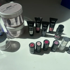 Nagel kit - Säljer mina nagel saker då dem inte länge kommer till användning. Knappt använda (se bild)   Allt på bilden = 1500kr Polygel + slip soloution = 500kr Gel + base + top = 200kr Akryl + monomer = 1000kr