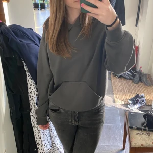 Skön grå hoodie ifrån H&M! - Super skön grå hoodie ifrån H&M i storlek xs! Lite tjockare material!!☺️