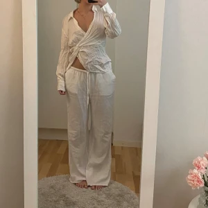 Vit blus  - Blus från H&M. Storlek 36. Skrynklig på bilderna men super fin nu i sommar. 