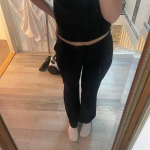 Kostymbyxor - Jättefina kostymbyxor från Nelly, storlek 38 men skulle passa 40 också. Dom går precis lite ovanför golvet för mig som är 1.74cm. Jättefina men kommer inte till användning🩷