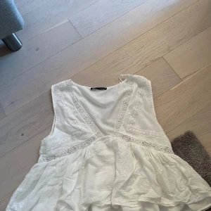 Topp - Har en liten skada vid bysten