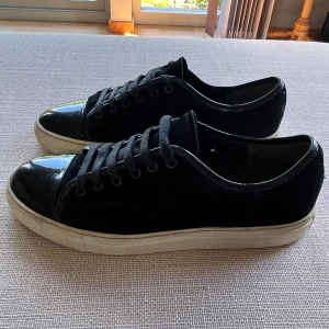 Lanvin Cap toe  - Hej! Säljer nu dessa riktigt snygga och trendiga Lanvin cap toe skor i denna fråga eftertraktade modell! | Storlek: 41-42 | Skick: 9/10, inga speciella defekter | Nypris: 5500kr, säljs för 2299kr