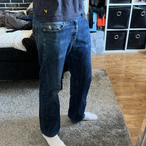 Levis 501 - Säljer dessa feta Levi’s 501or då de är lite för korta för mig. De är storlek W32 och L32 men skulle säga att de är mer L30 eller 31 i längden. 