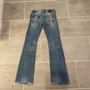 Miss me jeans - Ett väldigt par fina miss me jeans i storlek 24 me midjemåttet 32, ytterbens längden 100,inner bens längd 80 och benöppninigen 22❤️🦋 Tyvärr finns det inte några mer bilder på då det ej passar!🫶🏻