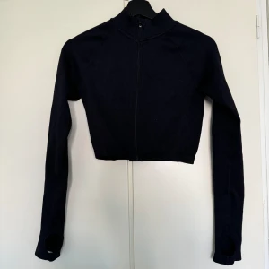 Tränings tröja  -  Jättefin tränings tröja från Bo+tee i ribbad material. Öppen vid handen så tummen kommer ut. Stl: S 