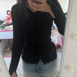 Tröja  - Tröja med knappar från nakd,materialet är lite genomskinligt tröjan har även slits i ärmarna 💓