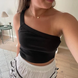 One-shoulder topp - Svart one-shoulder topp som är kort i modellen, i bra skick!🥰