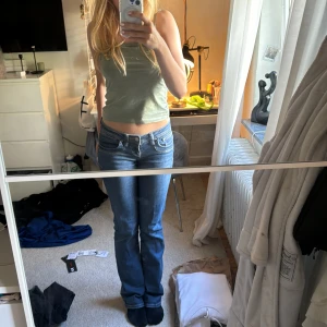 blå ltb jeans - säljer dessa trendiga ltb jeansen som ofta är slut på hemsidan eftersom jag inte använder de längre. superbra skick o inga defekter, i storlek W25 L34. 
