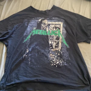 Oversized Metallica T-shirt  - Oversized Metallica T-shirt, bra skick. Storlek M. Går att hämta i Malmö.