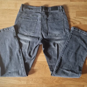 Bootcut jeans med brodering - Vet ej om dem är mid rise eller low rise då dem va för stora på mig Storlek M Skickar gärna mått om de önskas